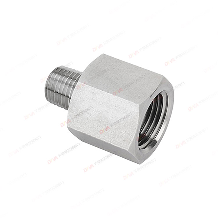 Large internal and small external thread joint